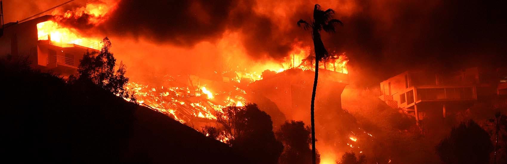 «Fuegos Arrasan California: Miles Evacuados y Daños Devastadores»