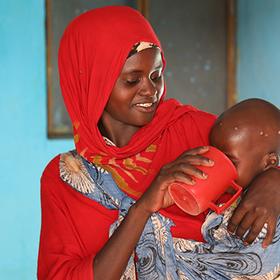 Jamilah*, 25 feeding her daughter Leila*, 20 months, treatment for severe acute malnutrition in Kelafo Stabilization Center, Ethiopia. Jamilah*, 25 feeding her daughter Leila*, 20 months, treatment for severe acute malnutrition in Kelafo Stabilization Center, Ethiopia.