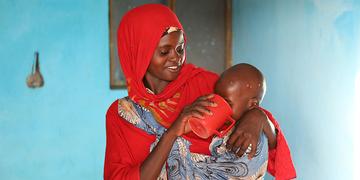 Jamilah*, 25 feeding her daughter Leila*, 20 months, treatment for severe acute malnutrition in Kelafo Stabilization Center, Ethiopia. Jamilah*, 25 feeding her daughter Leila*, 20 months, treatment for severe acute malnutrition in Kelafo Stabilization Center, Ethiopia.