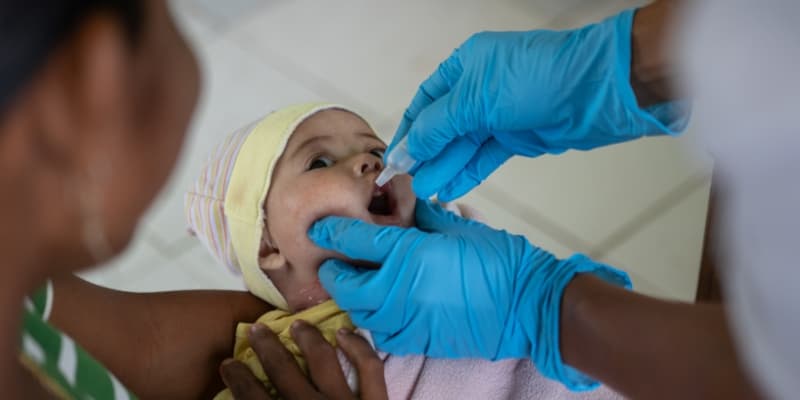 Indonesia-baby-vaccination-CH11528939-rec