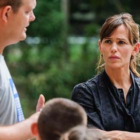 Jennifer Garner listens to a family in Kentucky whose home was devastated by the recent flooding. Jennifer Garner listens to a family in Kentucky whose home was devastated by the recent flooding.