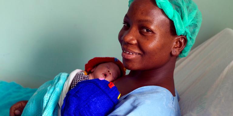 New mom Jessica practices Kangaroo Mother Care with her 3-week-old twins at Pumwani Maternity Hospital in Kenya. Photo: Peter Caton/Save the Children, March 2018. New mom Jessica practices Kangaroo Mother Care with her 3-week-old twins at Pumwani Maternity Hospital in Kenya. Photo: Peter Caton/Save the Children, March 2018.