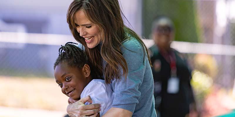 Meaningful-Ways-to-Give-Back-Holidays-Jennifer-Garner-HeadStart-CH11439301-rec