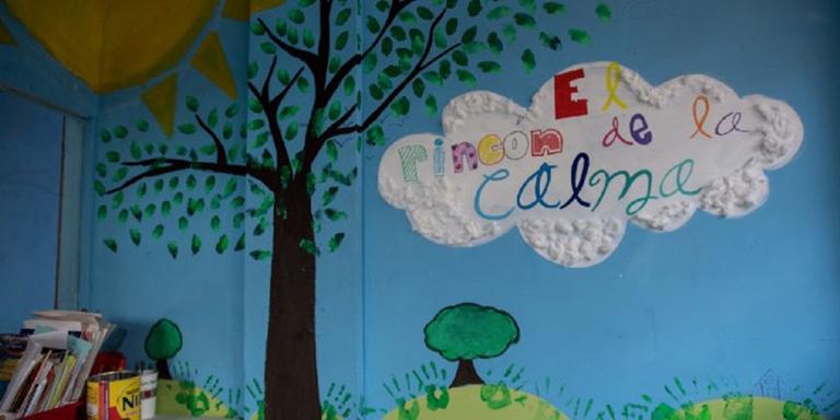 A mural of a tree and cloud with the phrase "El rincon de la calma." A mural of a tree and cloud with the phrase "El rincon de la calma."