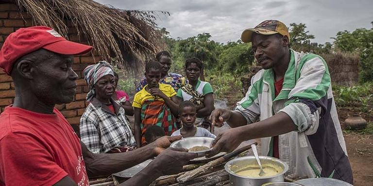 mozambLocal activists in Mozambique demonstrate cooking techniques for mothers.ique-nutrition-ch184976-rec.jpg mozambLocal activists in Mozambique demonstrate cooking techniques for mothers.ique-nutrition-ch184976-rec.jpg