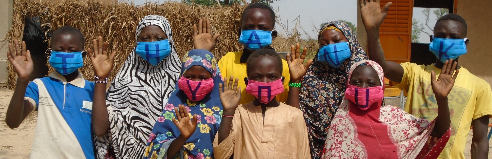 Students in Niger show their thanks to Save the Children donors during the Corona virus pandemic.