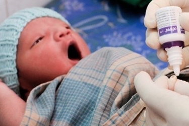 Chlorhexidine applied to the umbilical cord stump can help protect newborn babies from infection. Gloria, a Community health worker trained with our support was able to save the life of Indira Bravo, a premature baby. Photo credit: Save the Children/Abir Abdullah.