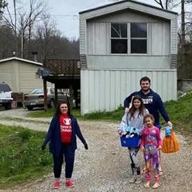 While practicing compassionate social distancing, Save the Children staff provide food to a family in rural Kentucky as the coronavirus pandemic continues to impact families across America. While practicing compassionate social distancing, Save the Children staff provide food to a family in rural Kentucky as the coronavirus pandemic continues to impact families across America.